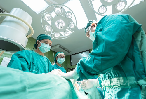 Jakie odzienie ochronne, fartuchy medyczne i kombinezony wybierać?